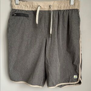 Vuori Men’s Gray and Tan Banks Drawstring Shorts Size Small